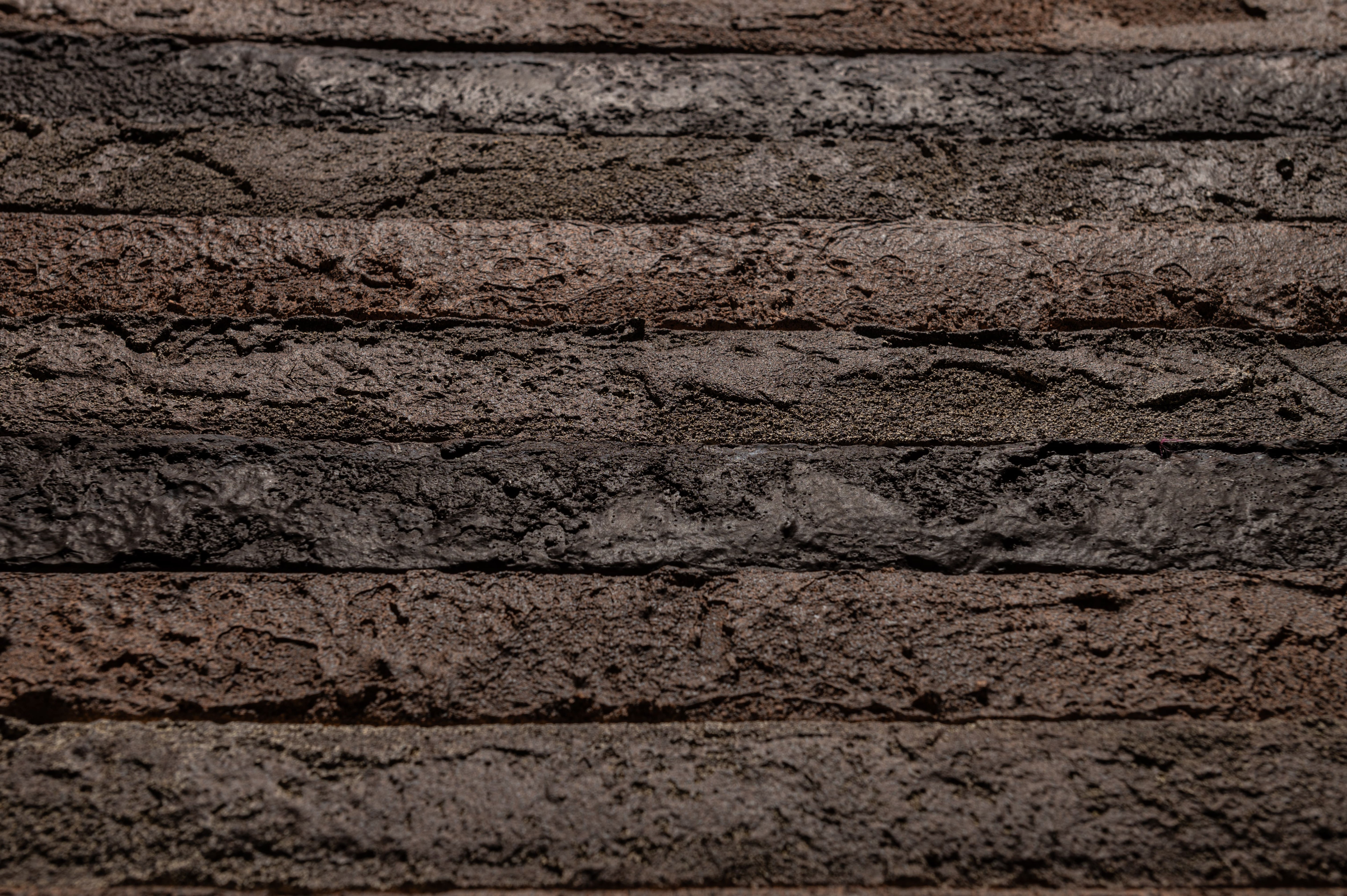 Фасадна плитка Rockface™ Рокфейс 539 темно-коричневий з меланжем, 535х40х20мм
