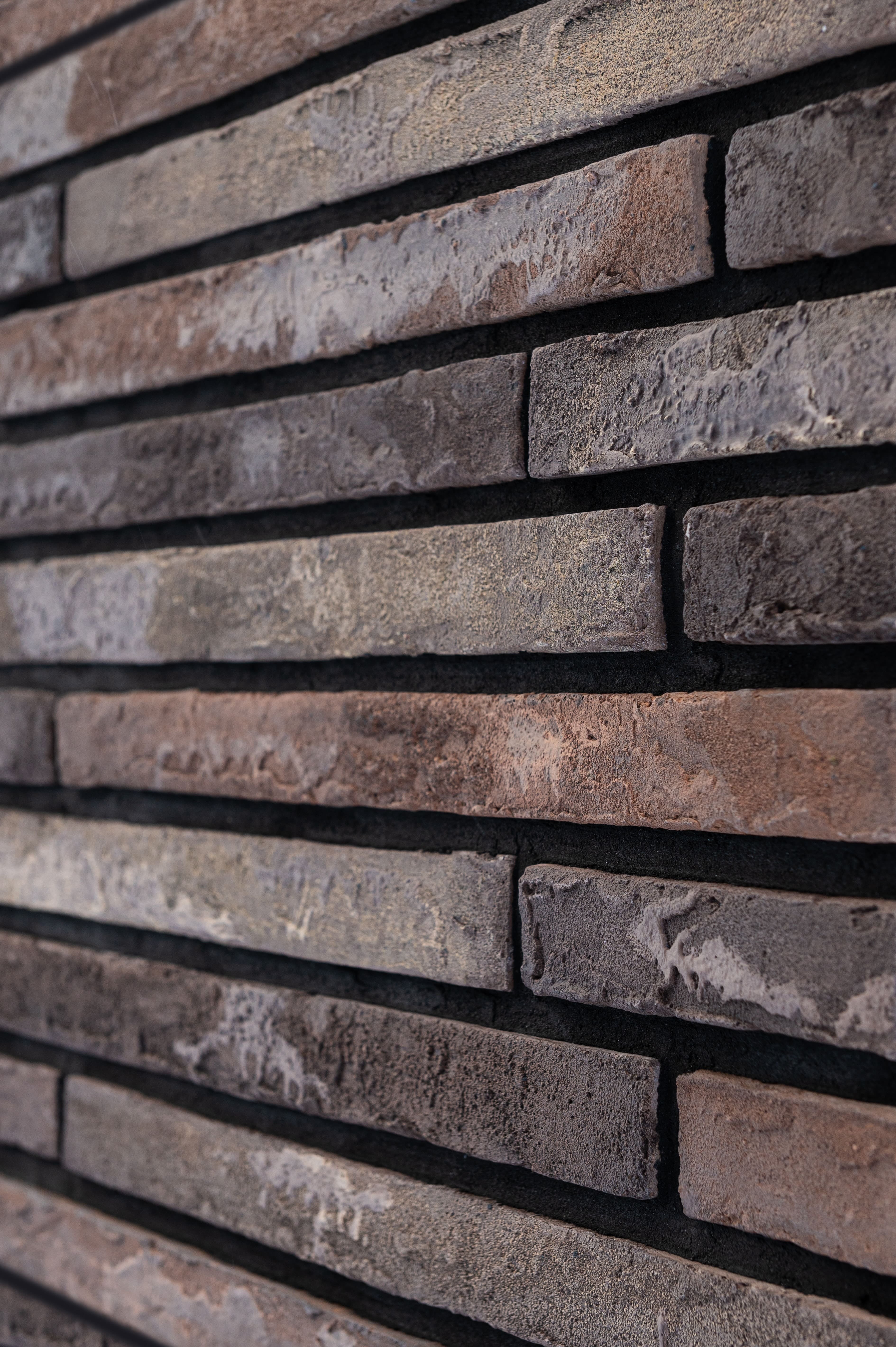 Фасадна плитка Rockface™ Рокфейс 539 темно-коричневий з меланжем, 535х40х20мм