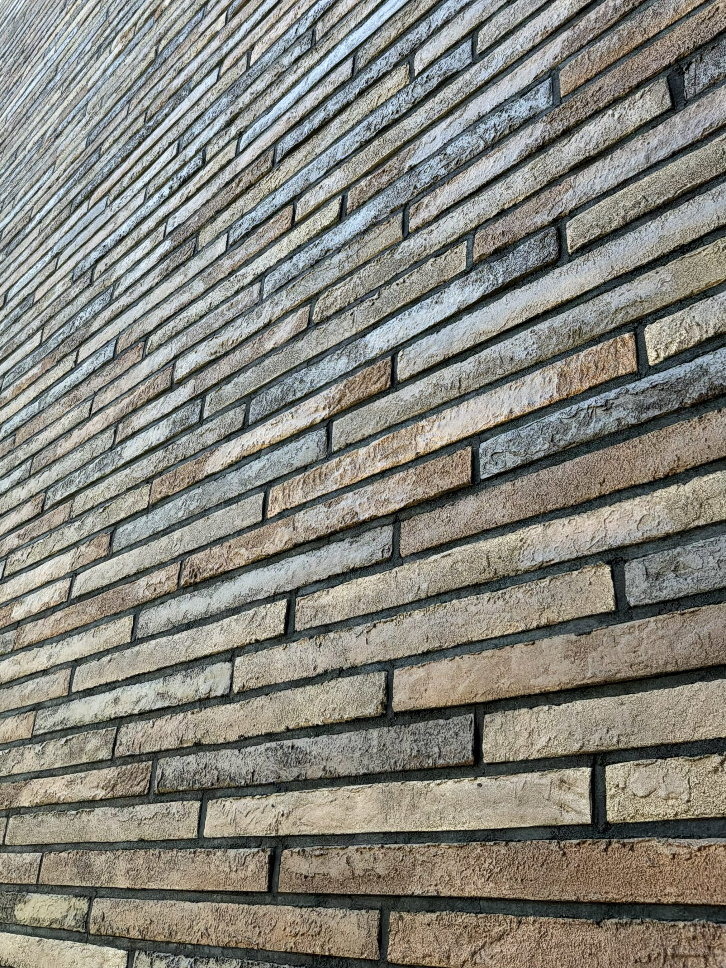 Фасадна плитка Rockface™ Рокфейс 539 темно-коричневий з меланжем, 535х40х20мм